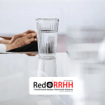 Qué significa aceptar un vaso de agua en una entrevista de trabajo