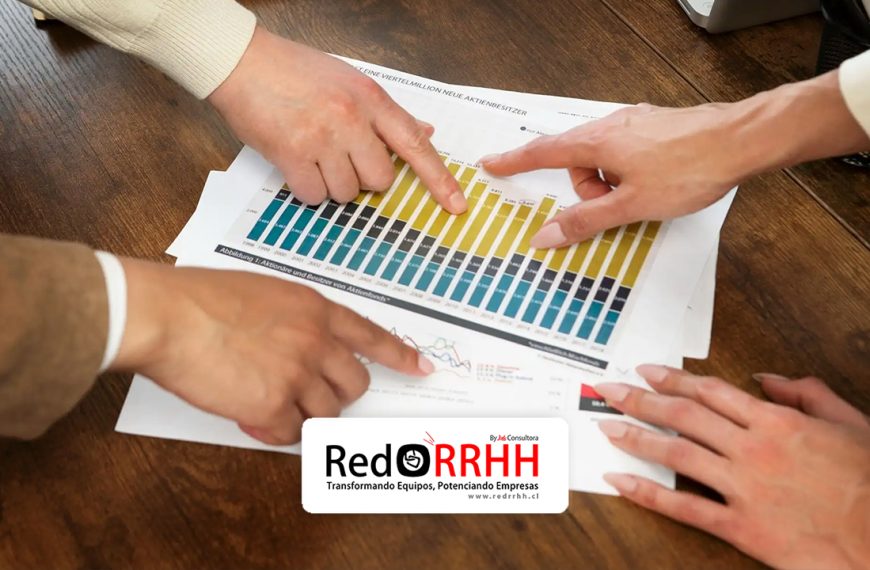 Cuando se implementa de manera correcta, una evaluación de desempeño permite tomar decisiones informadas, fortalecer el desarrollo del talento, optimizar la productividad y alinear el desempeño individual con los objetivos estratégicos de la empresa, tanto a corto como a largo plazo.